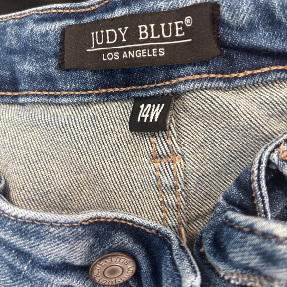 Judy Blue- Super Distressed straight leg jeans - Picture 4 of 5